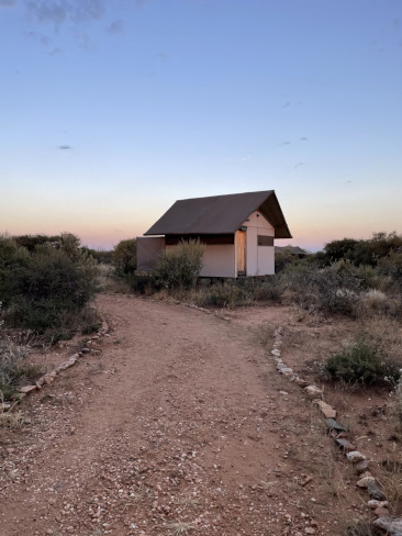 logement typique des volontaires du sanctuaire, cabane surélevée