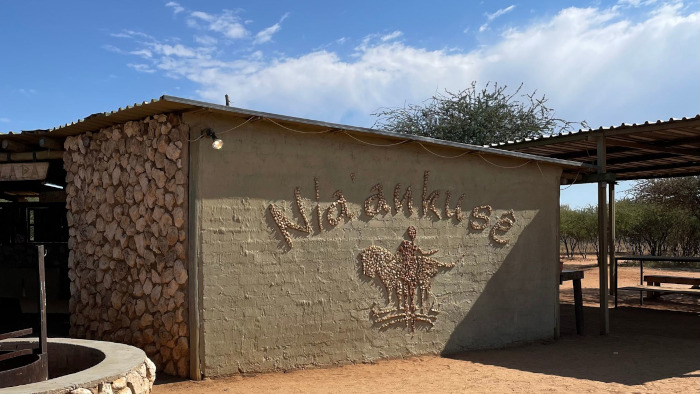 Volontariat à "naankuse", écrit sur le mur en pierre avec le logo de la fondation
